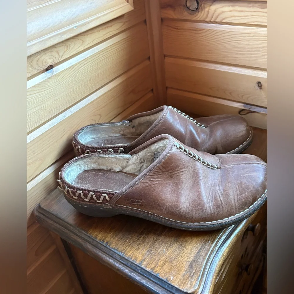 UGG Women’s  Brown Leather Clogs - Picture 3 of 6